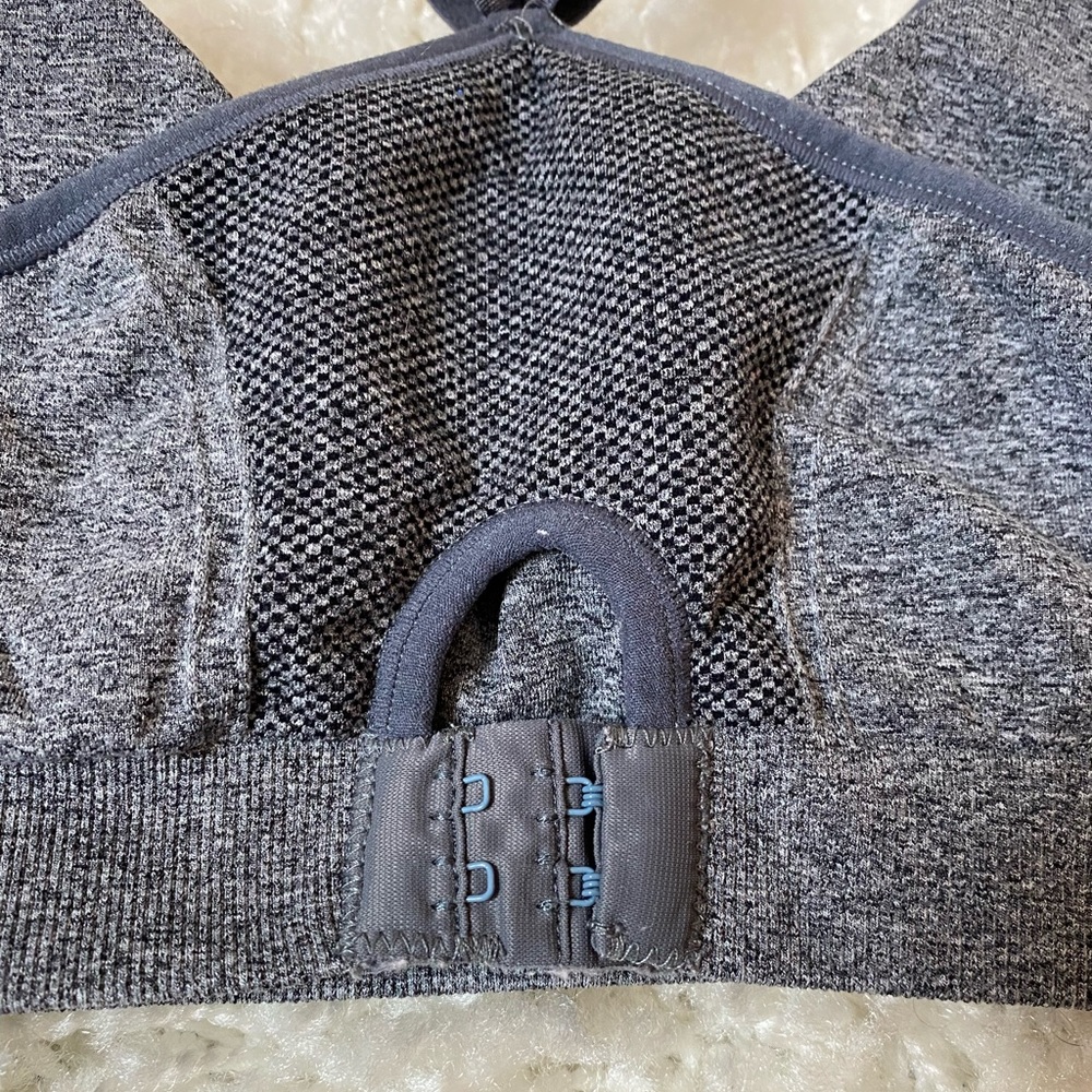 Reebok Sports Bra, size small, like new condition - Picture 3 of 7